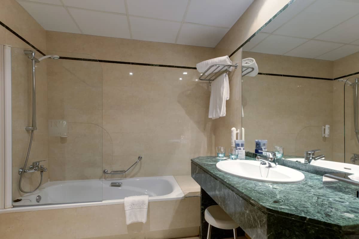 free toiletries, towels