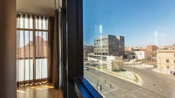 Minibar, caja de seguridad en la habitaciĂłn y escritorio