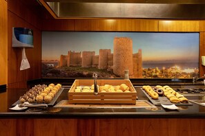 Desayuno buffet diario (EUR 9.95 por persona)