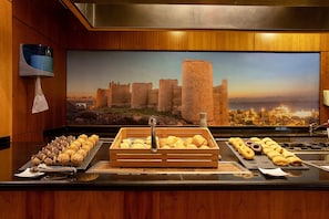 Tägliches Frühstücksbuffet (9.95 EUR pro Person)