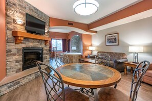 Deluxe Condo, 2 Bedrooms, Non Smoking, River View (2 Queen Beds and 1 King Bed)