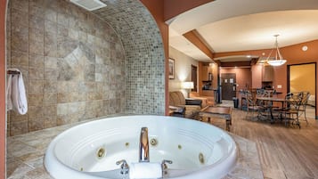 Deluxe Condo, 2 Bedrooms, Non Smoking, River View (2 Queen Beds and 1 King Bed) | Living area | TV