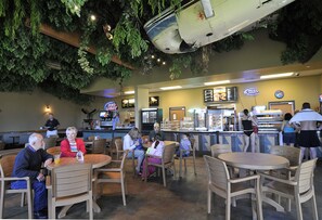 5 restaurantes, se sirven desayunos, comidas, cenas y cocina mexicana