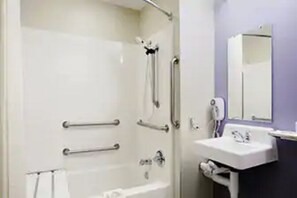 Suite, 1 chambre, accessible aux personnes à mobilité réduite | Salle de bain | Ensemble baignoire-douche, baignoire profonde, séchoir à cheveux