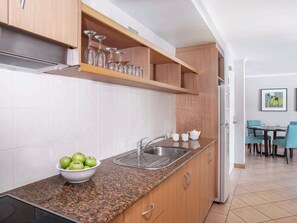 Kühlschrank, Wasserkocher mit Kaffee-/Teezubehör