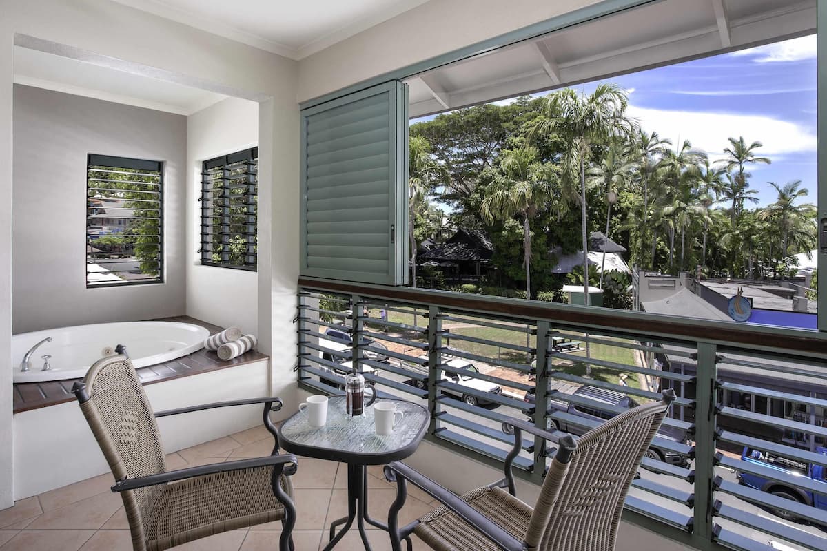 Iron/ironing board, rollaway beds, WiFi, bed sheets