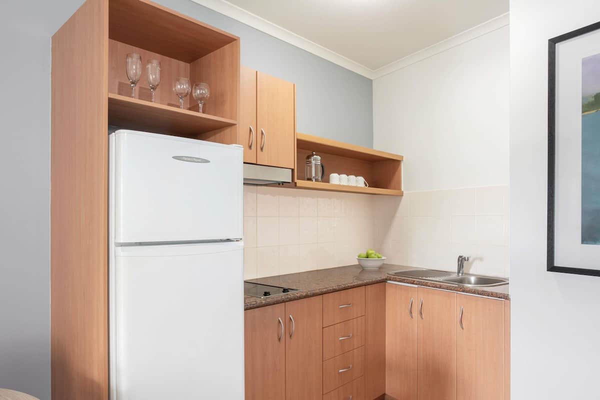 Suite, 2 Bedrooms | Seterika/papan seterika, katil lipat simpan/tambahan, Wi-fi