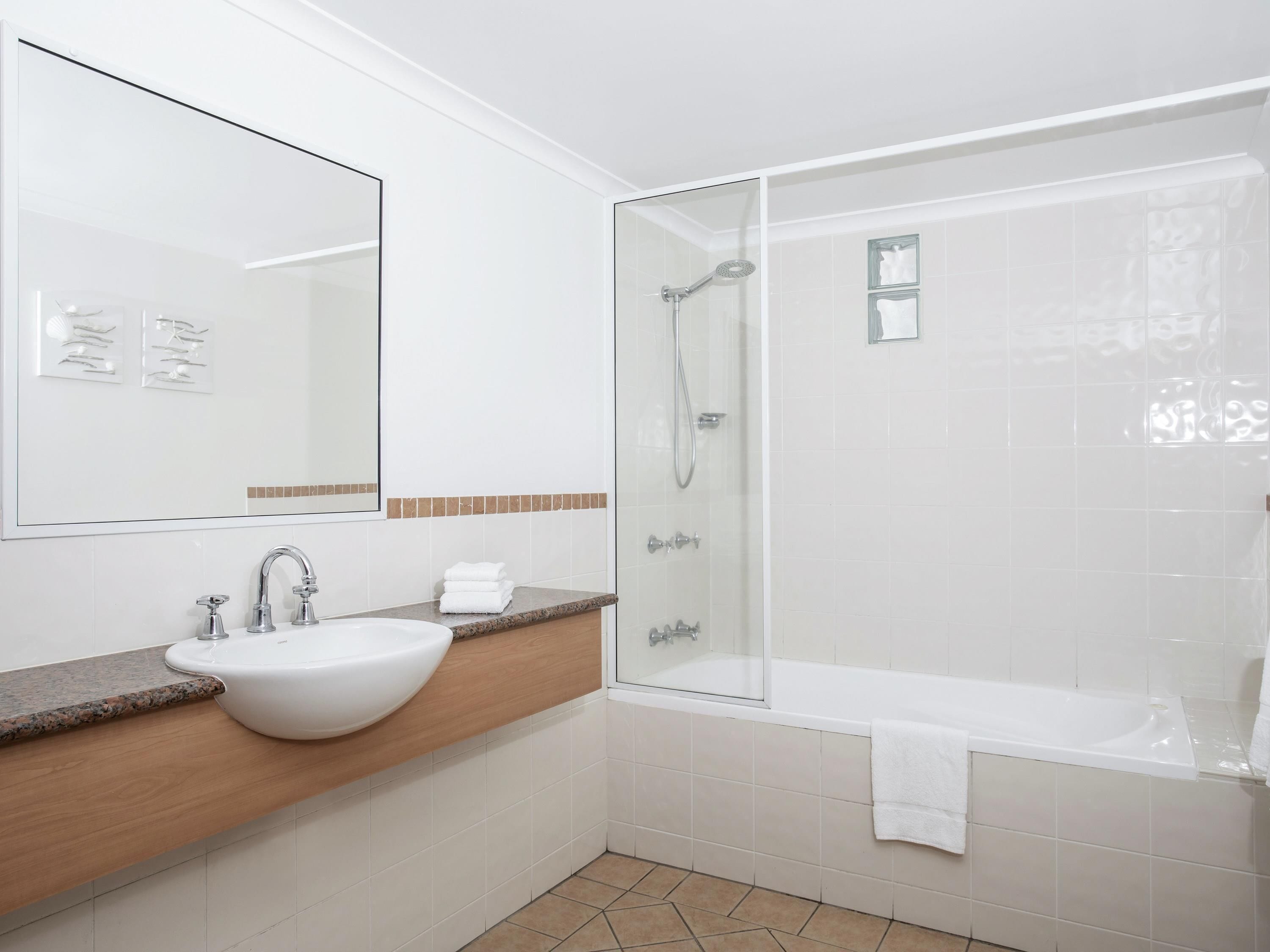 客房 (Hotel) | 熨斗/熨衣板、折叠床/加床（额外收费）、收费 WiFi、床单