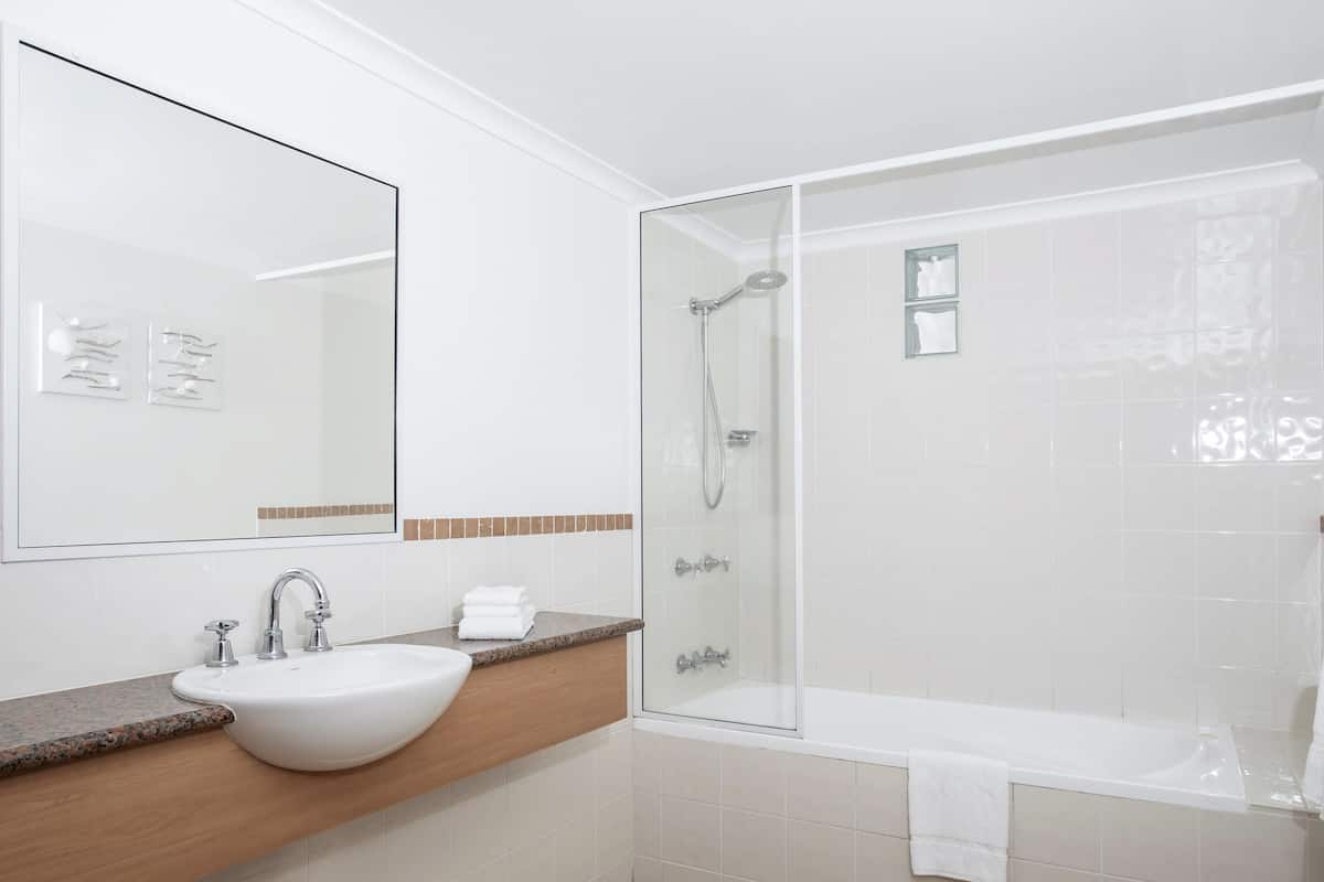 Room, 1 Queen Bed | Iron/ironing board, rollaway beds, WiFi, bed sheets