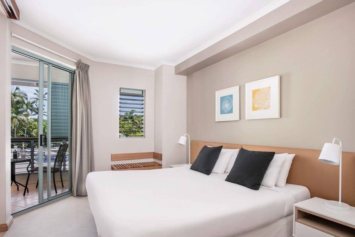 Iron/ironing board, rollaway beds, WiFi, bed sheets