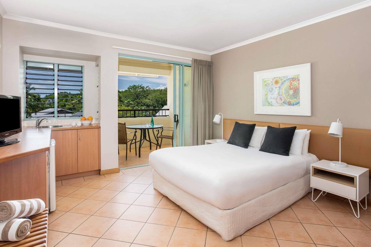 Room (Hotel) | Iron/ironing board, rollaway beds, WiFi, bed sheets