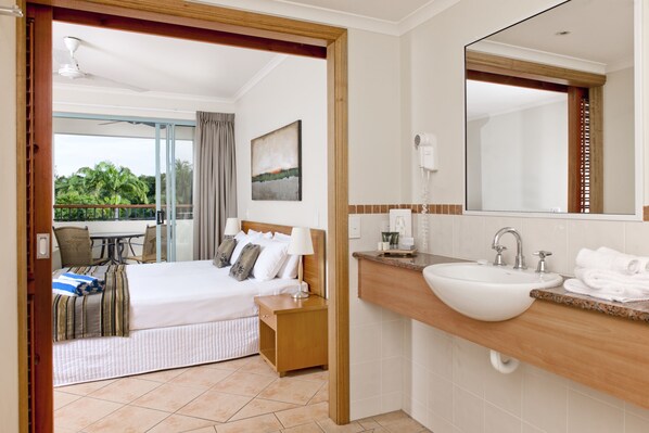 Combined shower/bathtub, free toiletries, hair dryer, towels - Mantra In The Village (Port Douglas)