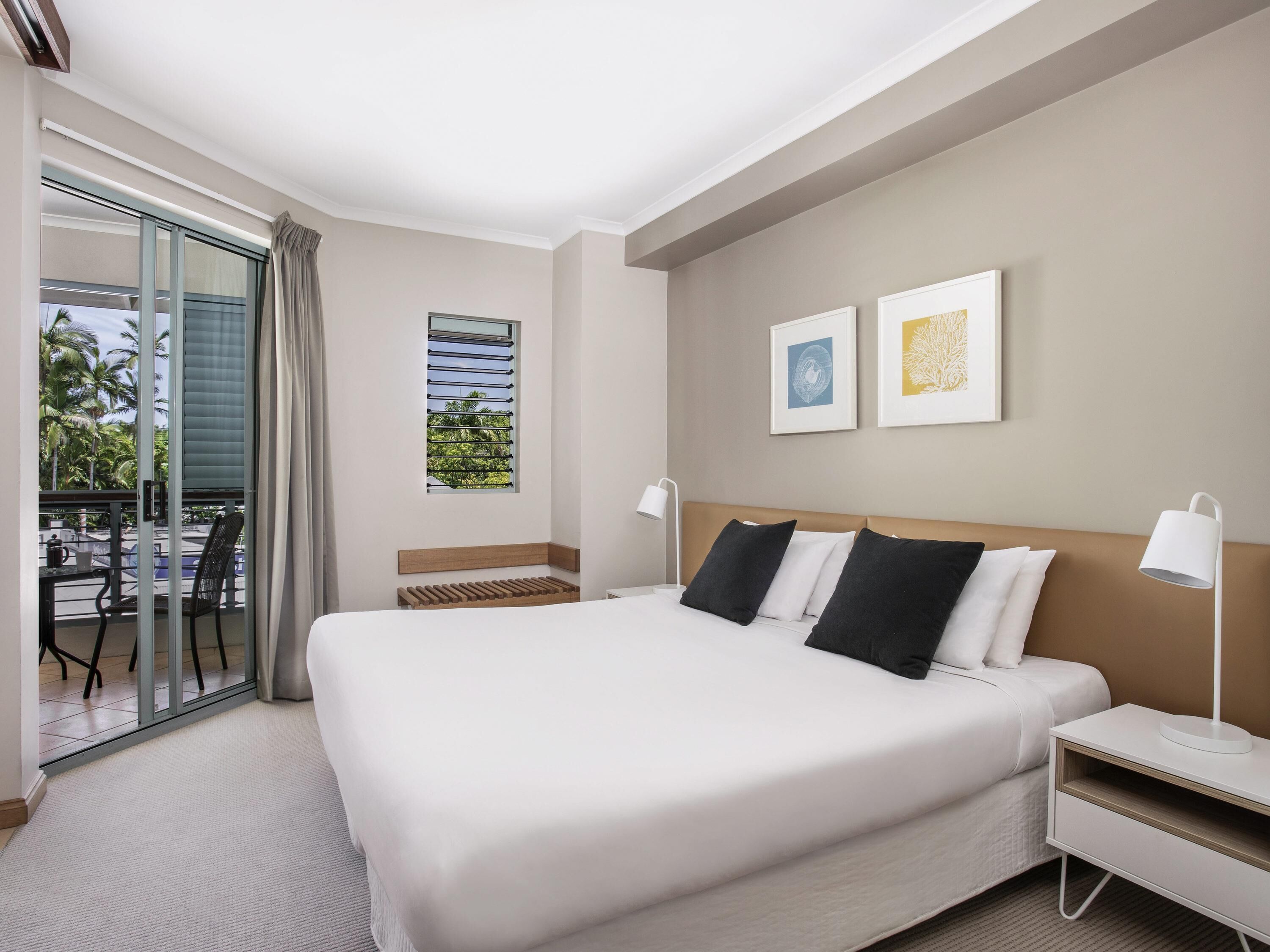 Iron/ironing board, rollaway beds, WiFi, bed sheets