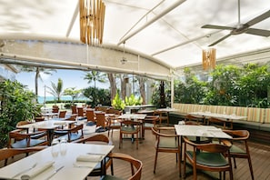 Petit-déjeuner, déjeuner et dîner servis sur place, vue sur la mer