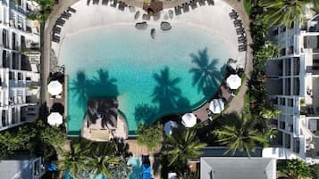 3 outdoor pools, pool loungers