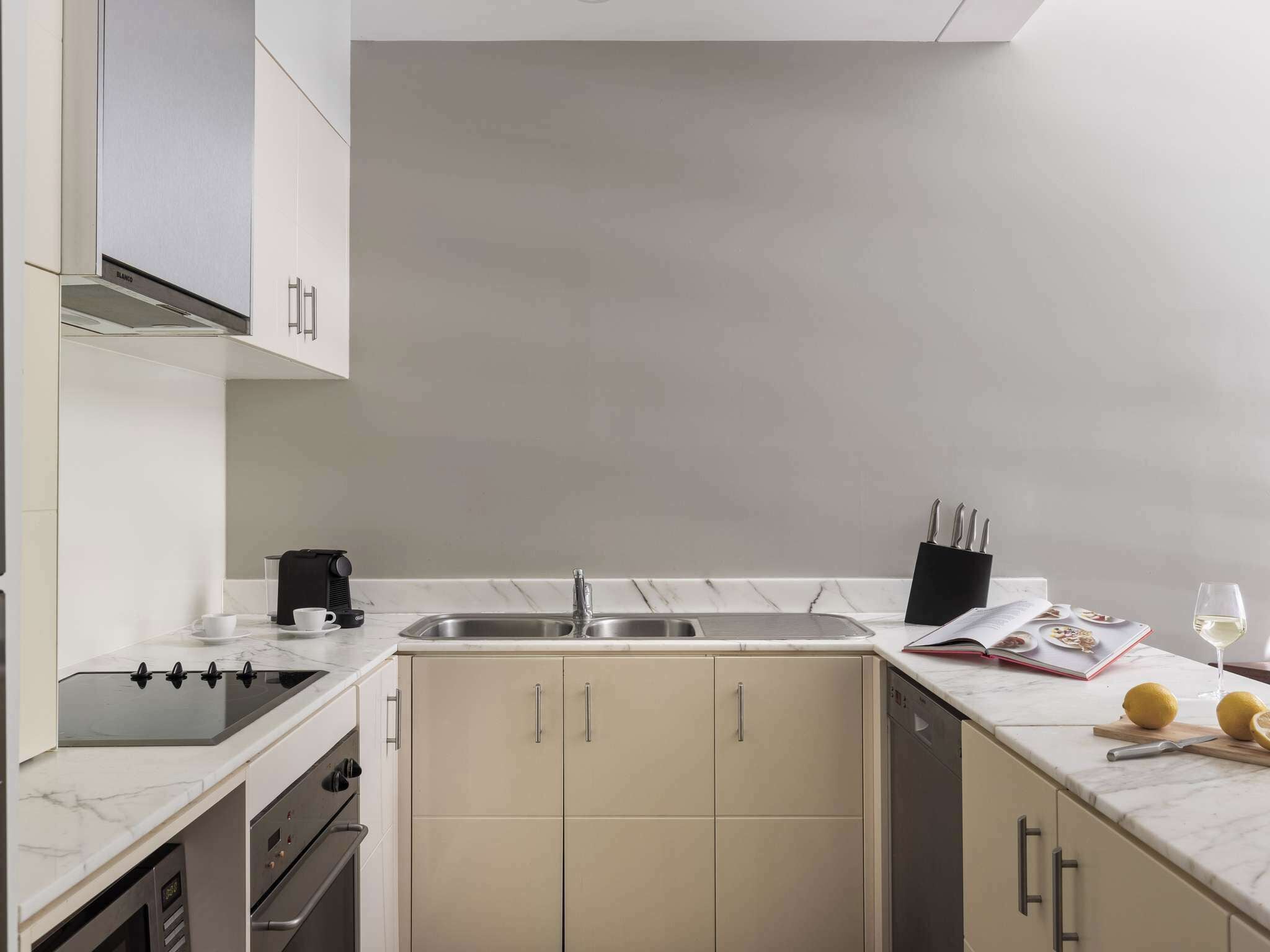 Una cocina moderna con estufa, horno y lavavajillas integrados.