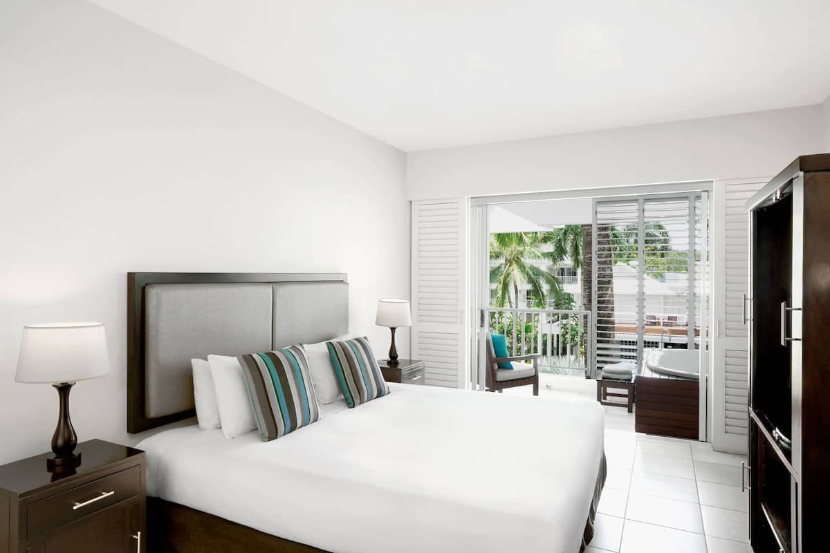 Minibar, coffre-fort, fer et planche à repasser, literie fournie