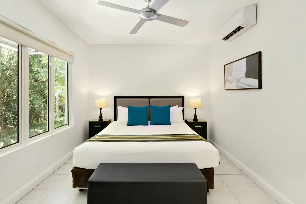 Minibar, coffre-fort, fer et planche à repasser, literie fournie