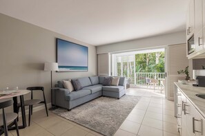 Flat-screen TV - Peppers Beach Club and Spa - Palm Cove (Palm Cove)