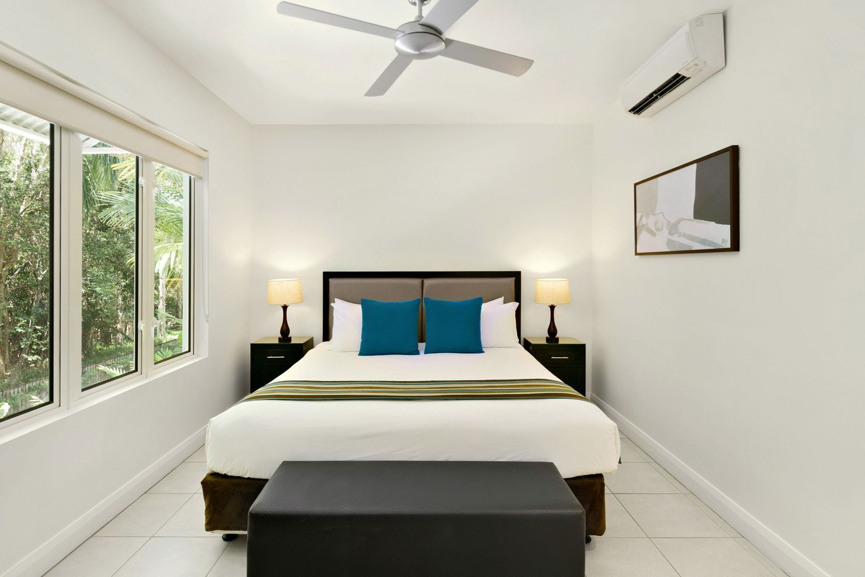 Minibar, coffre-fort, fer et planche à repasser, literie fournie