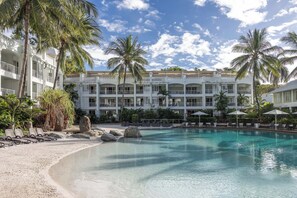 3 outdoor pools, pool loungers