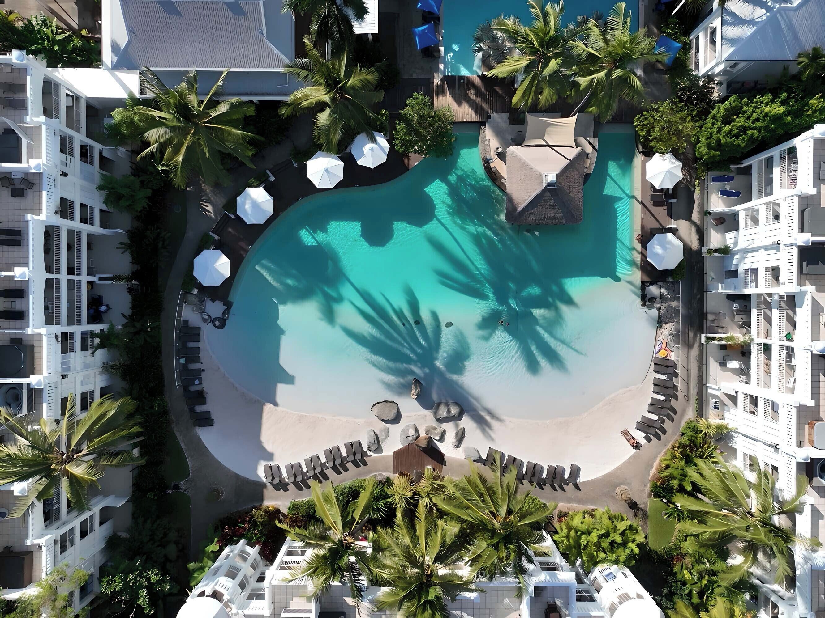 3 室外游泳池，日光浴躺椅