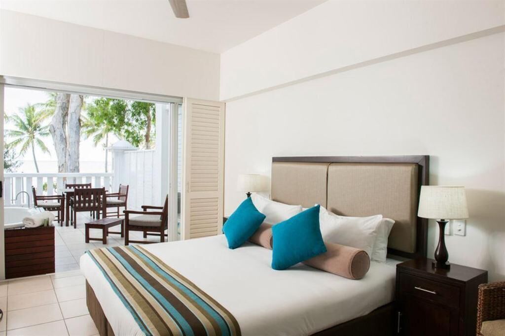 Minibar, coffre-fort, fer et planche à repasser, literie fournie