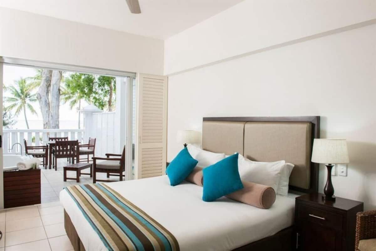 Minibar, coffre-fort, fer et planche à repasser, literie fournie