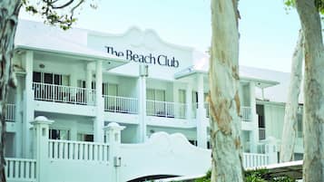 Un edificio de varios pisos con un letrero que dice 'The Beach Club'.