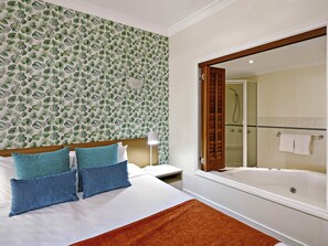 In-room safe, desk, iron/ironing board, WiFi - Mantra On The Inlet (Port Douglas)