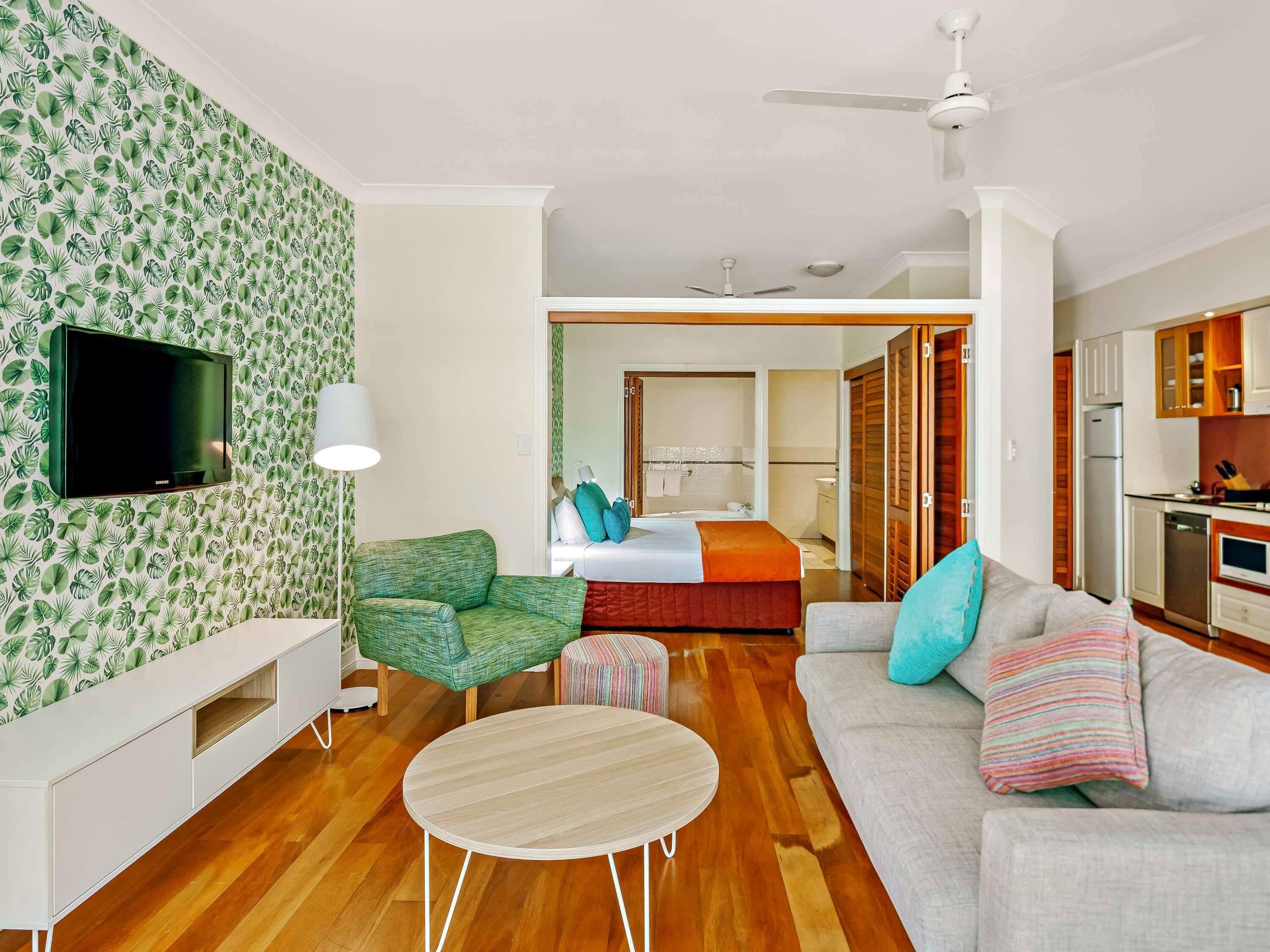 Cofres nos quartos, escrivaninha, ferros/tábuas de passar roupa