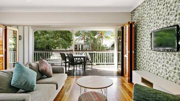 خزنة داخل الغرفة ومكتب ومكواة/لوح كي وواي فاي