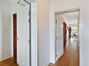 Caja de seguridad en la habitación y escritorio 