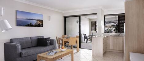 Caja de seguridad en la habitación y tabla de planchar con plancha