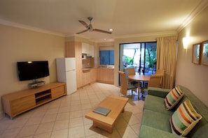 Suite, 2 habitaciones | Cocina privada | Refrigerador, cafetera y tetera y tetera eléctrica
