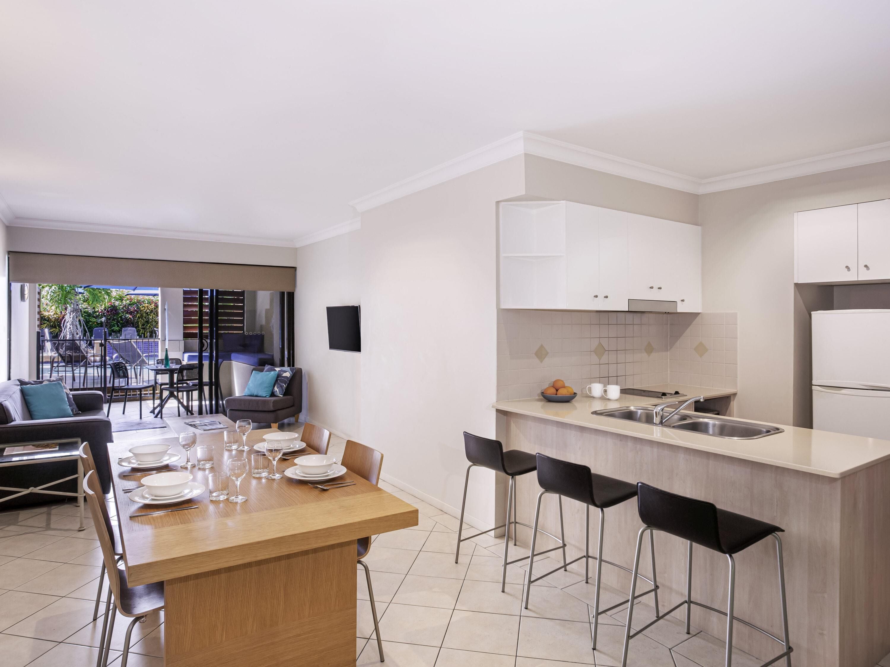 Caja de seguridad en la habitación y tabla de planchar con plancha 