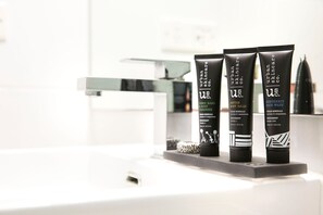 Dusche, kostenlose Toilettenartikel, Haartrockner, Handtücher