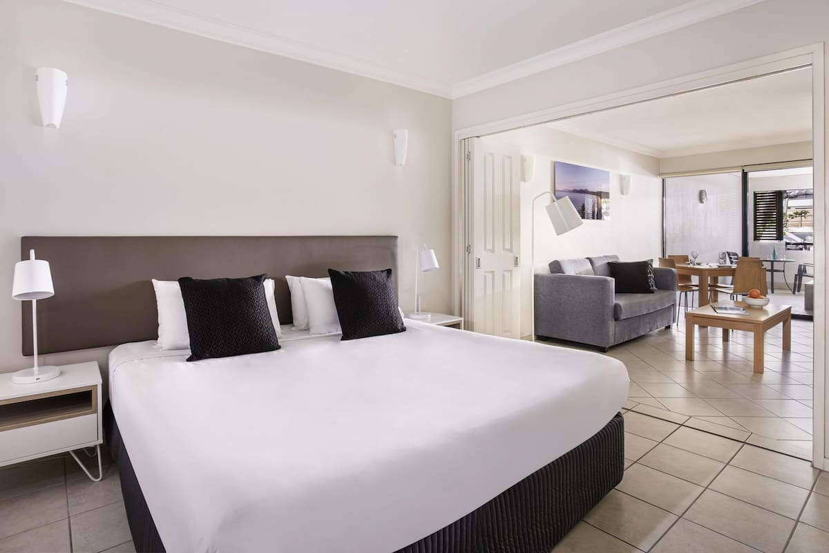 Safe på rommet, strykejern/-brett, barnesenger og wi-fi (inkludert)