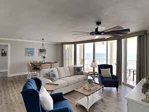 Condo, varias camas, balcón, vista al océano (T1 700 - No Pets) | Área de sala de estar | Televisión 