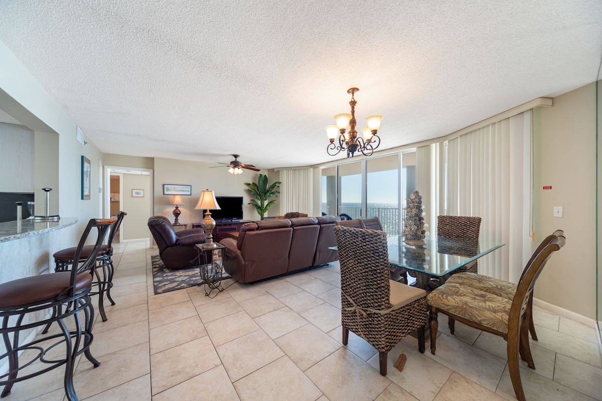 Condo, Multiple Beds, Balcony, Ocean View (T4 407 - No Pets Allowed) | Dining