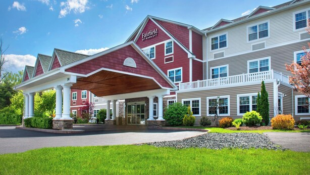 A Fairfield by Marriott hotel with a covered entrance, multiple stories, and a well-maintained lawn. - Fairfield Inn & Suites by Marriott Great Barrington Lenox/Berkshires (Great Barrington)