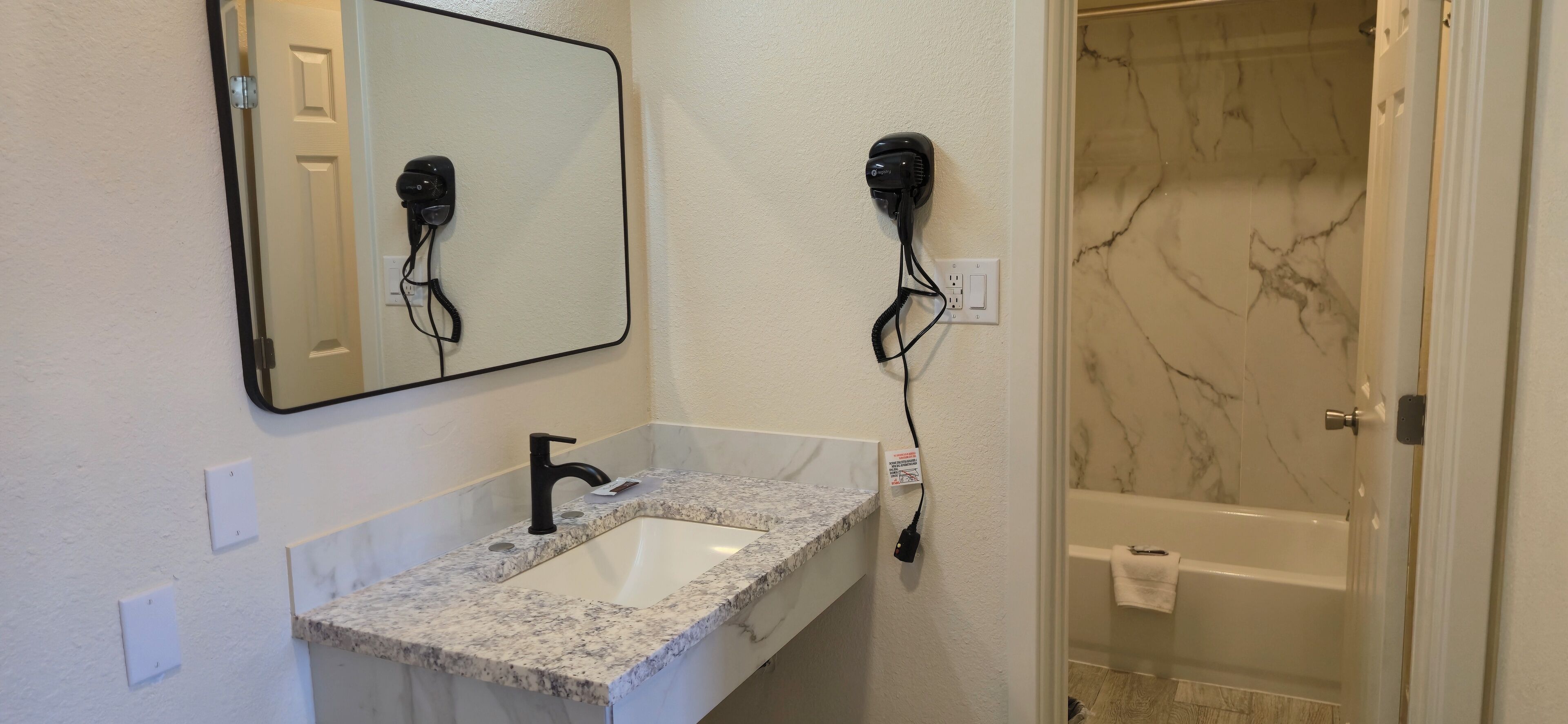 ห้องสแตนดาร์ดดับเบิล, เตียงควีนไซส์ 2 เตียง | ห้องน้ำ | ของใช้ในห้องน้ำฟรี, ไดร์เป่าผม, ผ้าเช็ดตั  ว, สบู่