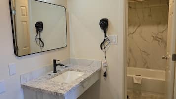 Standard-Doppelzimmer, 2Â Queen-Betten | Badezimmer