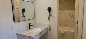 Habitación doble estándar, 2 camas Queen size | Baño | Amenidades de baño gratuitas, secadora de cabello, toallas, jabón 