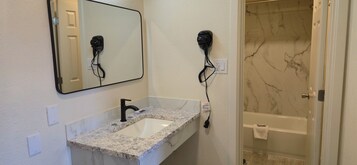 Artículos de tocador gratuitos, secador de pelo, toallas, jabón