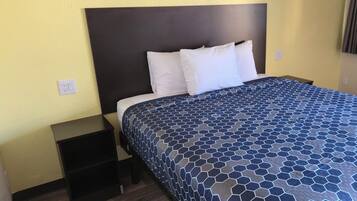 Habitación, 1 cama King size | Escritorio, espacio para trabajar con laptop y cortinas blackout