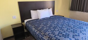 Quarto, 1 cama King | Escrivaninha, espaço de trabalho para notebook, cortinas blackout