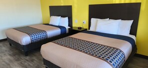 Habitación doble estándar, 2 camas Queen size | Escritorio, espacio para trabajar con laptop y cortinas blackout 