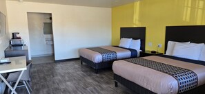 Habitación doble estándar, 2 camas Queen size | Escritorio, espacio para trabajar con laptop y cortinas blackout 