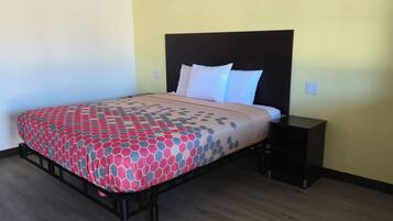 Habitación, 1 cama King size | Escritorio, espacio para trabajar con laptop y cortinas blackout